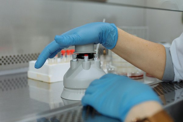 Comprendre l'épilation laser du visage : vers une réduction permanente des poils